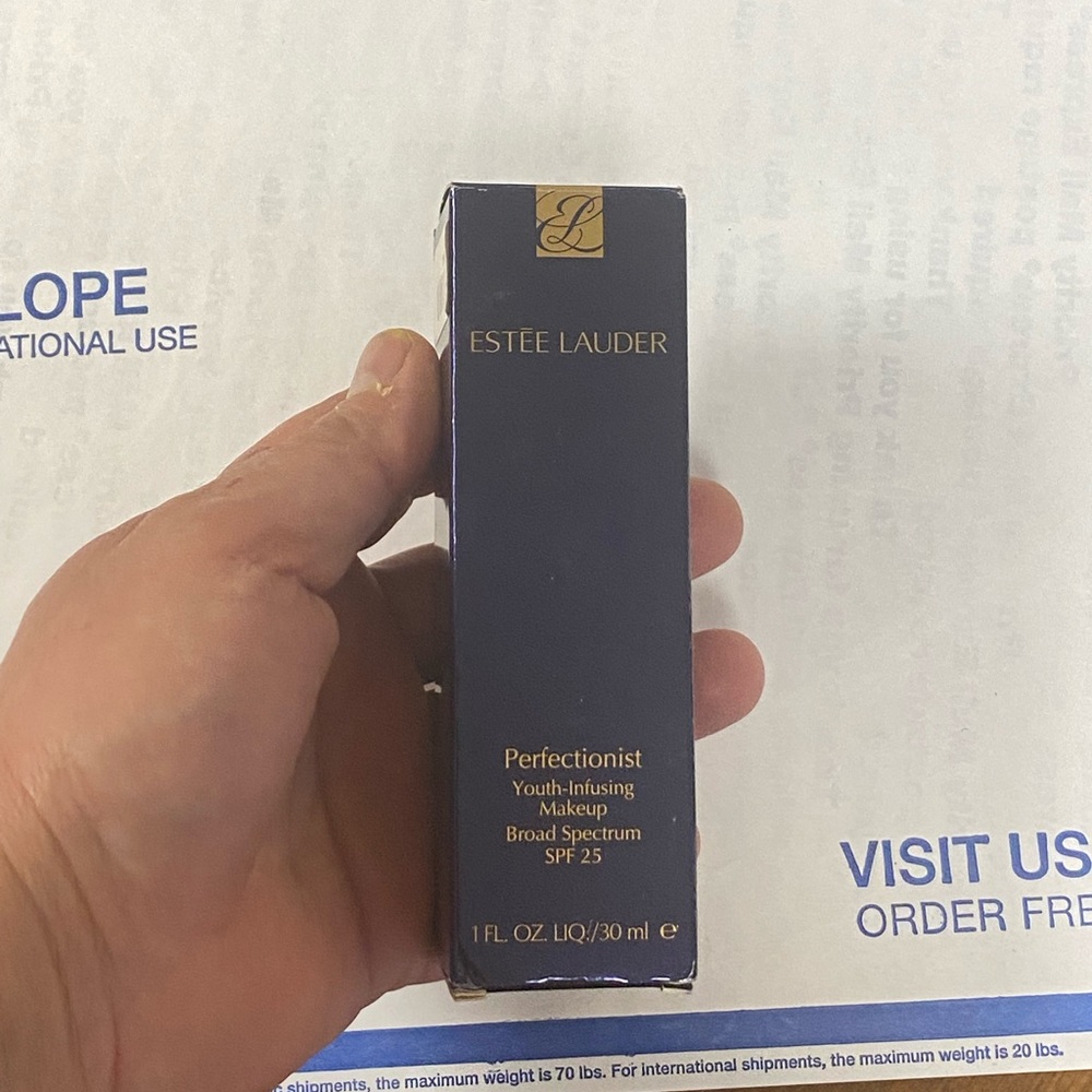Estee Lauder Perfectionist Youth Infusing Makeup SPF25 - 5C1
RICH CHESTNUT